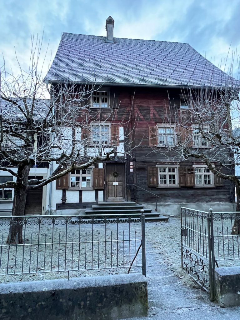 Neues Programm der Volkshochschule Rankweil entdecken: Schlosserhus Rankweil der Ort der Weiterentwicklung.