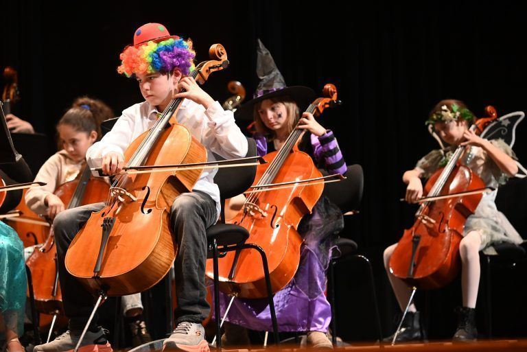 Junge Musiktalente luden zum Faschingskonzert : Das Kinderorchester spielte die Stücke "Viking" und "We Will Rock You".