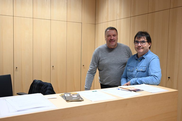 Neues Schützenhaus Rheintal begeistert : Heinz Hagen und Roland Hödl managen die Anmeldung der vielen Gäste.