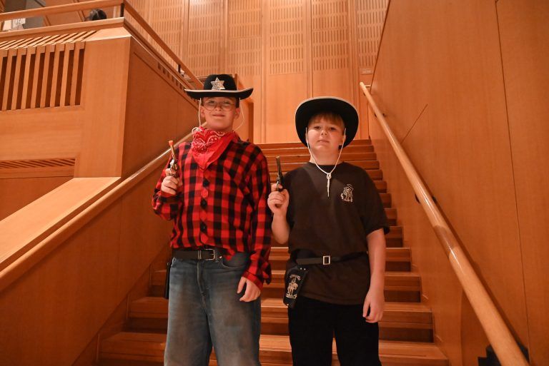 Junge Musiktalente luden zum Faschingskonzert : Milo (11) und Vincent (12) besuchten gemeinsam das Faschingskonzert.