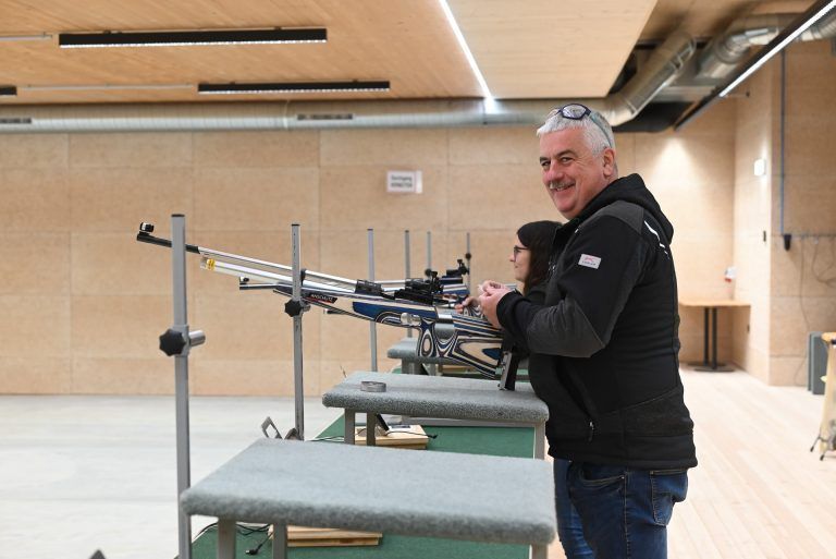 Neues Schützenhaus Rheintal begeistert : Hochkonzentriert trainieren die Schützen mit dem Luftdruckgewehr.