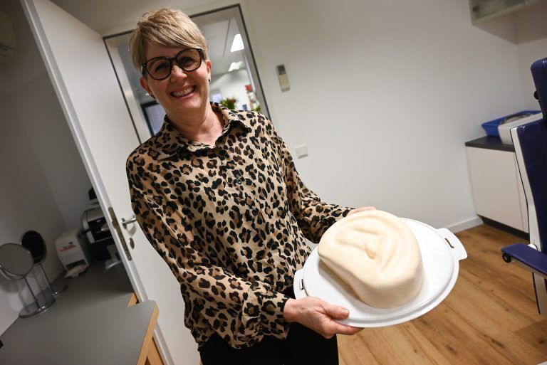 Neue HNO-Praxis im LZH: Ordinationsassistentin Ulrike Felder brachte zur Eröffnung eine selbstgemachte Torte in Form eines Ohres mit.