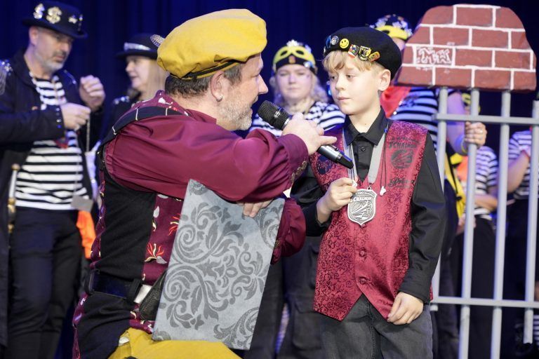 Prinzessin Margot und Prinz Wolfgang beim Fuassballerball 2025: Jüngster Schalmei und FC Hörbranz Spieler Lio Mattei mit Zere Ritter Markus