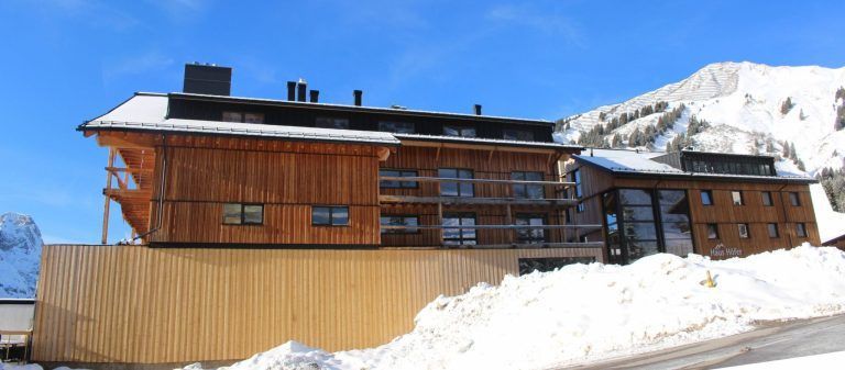 Traumstart in den Wälder Tourismus-Winter: So präsentiert sich die Baustelle des ehemaligen Hotels Widderstein heute - in dem Objekt hinter riesigen Schneehaufen entstehen Appartements, die als Investorenmodelle, Zweitwohnsitze oder Ferienwohnungen angeboten werden. Rechts das Haus Höfer, das im Zuge des Gesamtprojekts generalsaniert wurde.