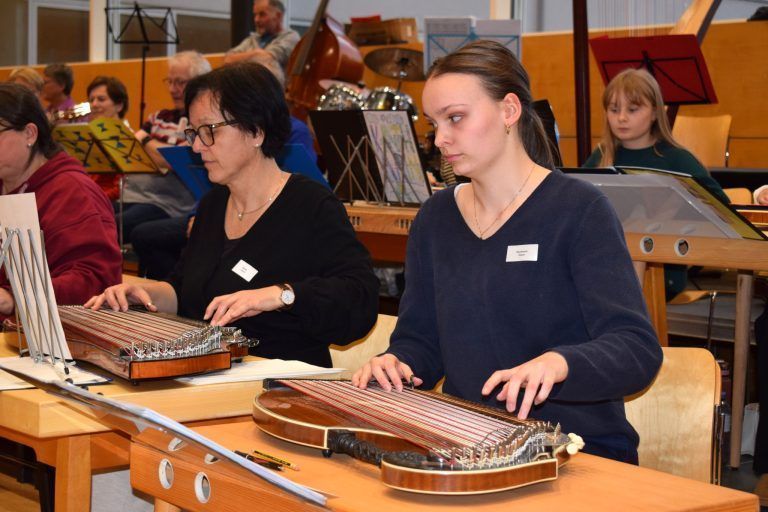 Zither und Hackbrett wieder im Trend: Volle Konzentration auf das Zitherspiel.