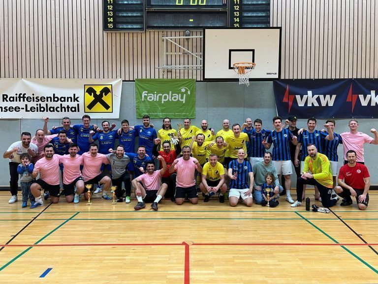 Hallenzauber beim FC Höchst wieder großer Erfolg: Die Altherren vereint auf einem Bild.
