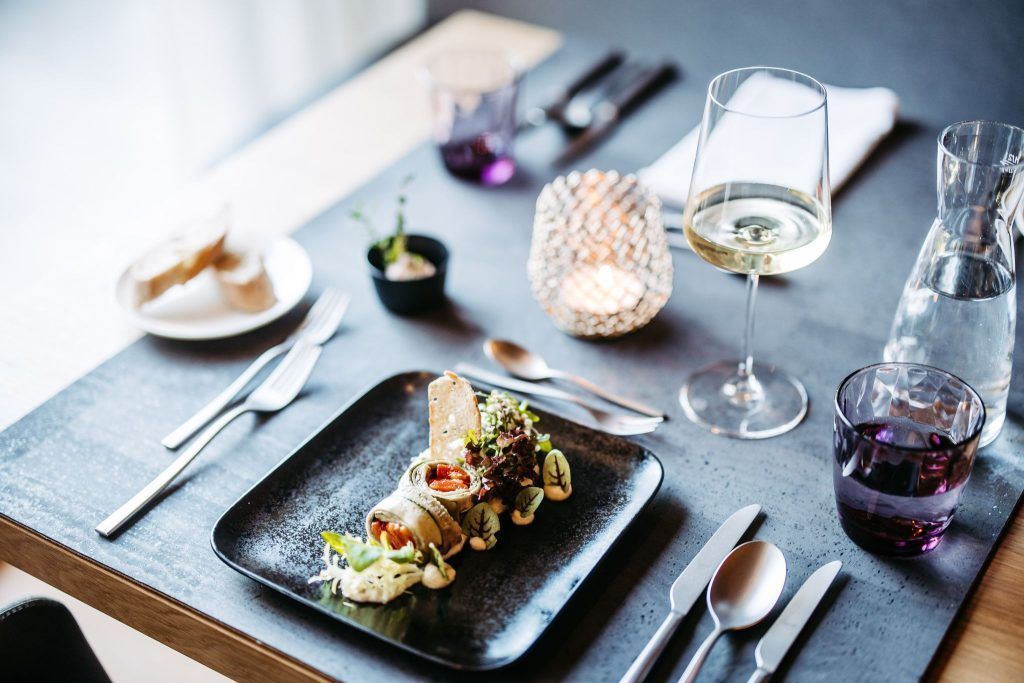 Geröstete Gemüseroulade auf Topinambur Creme mit Topinambur-Rucola-Salat