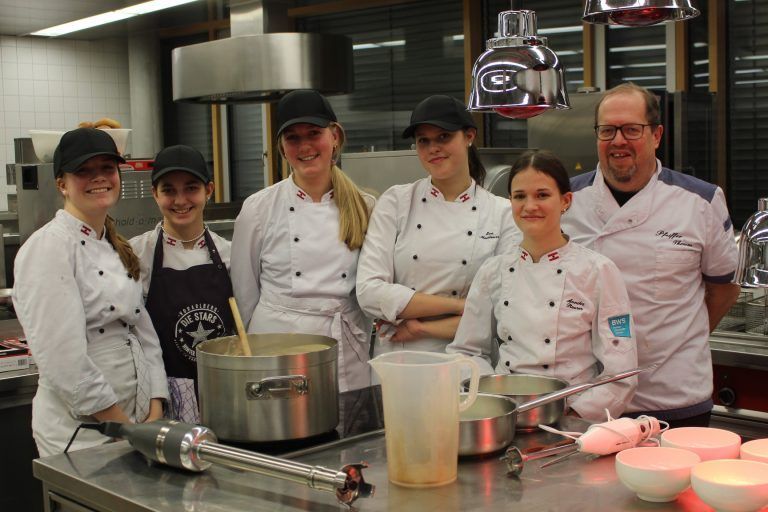 Prüfungsessen wurde Neujahrsempfang : Koch-Lehrer Thomas Pfeiffer durfte mit seinem Küchen-Team (v. l.: Lisa Kopf, Leonie Monsorno, Tamara Moosbrugger, Eva Madlener und Annika Steurer) zufrieden sein.