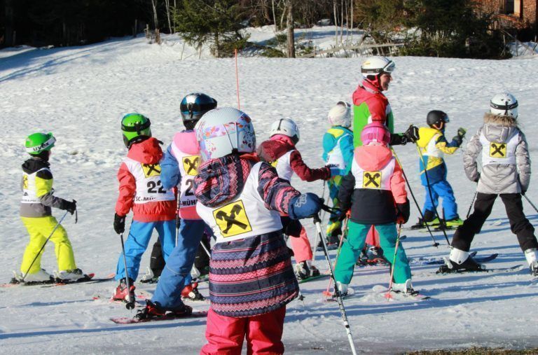 Skispaß für den Nachwuchs im Skiclub Mühlebach: Spielerisch wird den Kindern das Skifahren vermittelt.