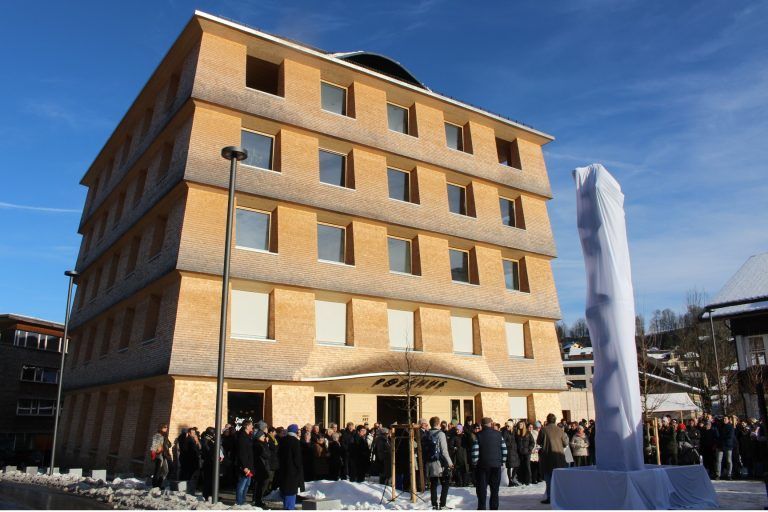 Wie schon ein paar Tage zuvor bei der Silvesterfise gab es auch bei der feierlichen Enthüllung der Brunnen-Skulptur volles Haus auf dem neuen Egger Dorfplatz.