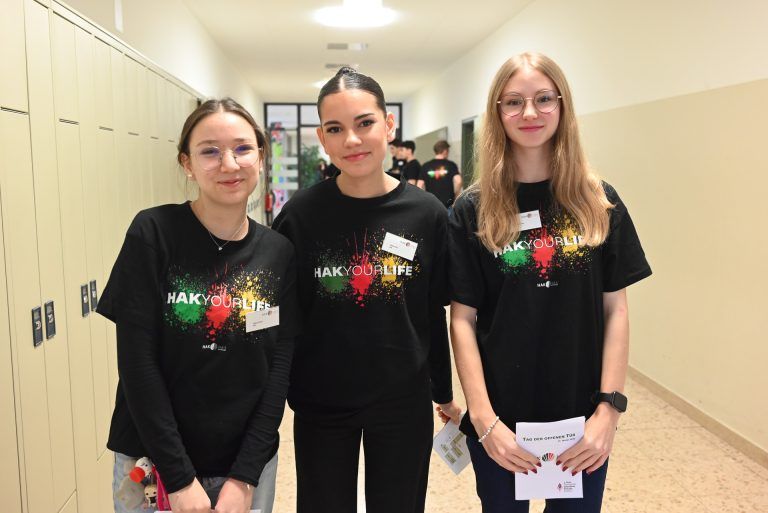 Sinem Aslkan, Inci Damar und Mattea Bülow (v.l.n.r.) führten unter anderem die Interessierten durch die Schule und beantworteten Fragen.