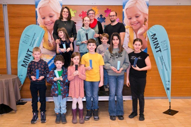 MINT-Puzzle-Profis 2025 gekürt: Die Gewinner der Kategorie „Kinder von fünf bis zwölf Jahren gemeinsam mit einem Erwachsenen“: Platz 1: Anika u. Barbara Bitschi, Platz 2: Maxi u. Stephan Summer, Platz 3: Mia u. Vera Köpruner