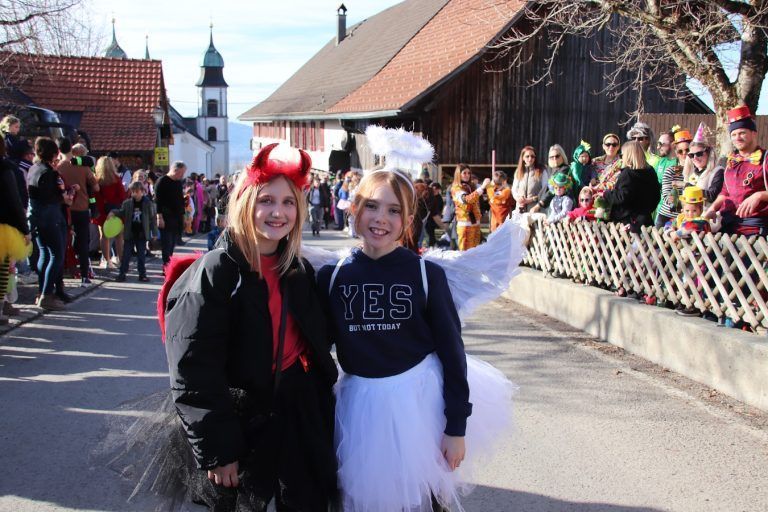 Weit mehr als nur ein Geheimtipp: Teufelchen Isabell und Engelchen Maya hat viel Spaß beim Umzug.