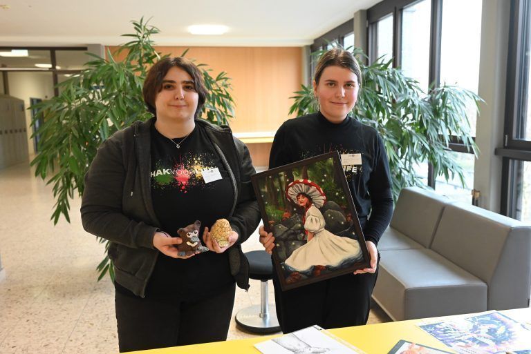HAK/HAS öffnete seine Türen: Ronja Gerstner und Aleyna Tasalioglu stellten ihre kreativen Werke beim Tag der offenen Tür aus.
