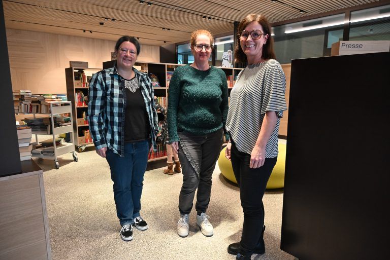 Renovierte Bibliothek wieder eröffnet: Jasmine, Nadine und Leiterin Alexandra Jank freuen sich sehr über die gelungene Renovierung ihrer Bibliothek.