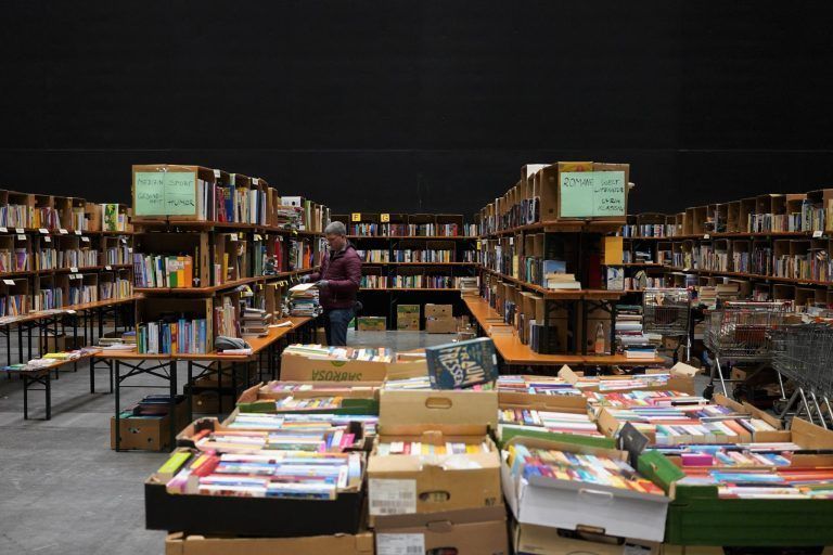 Zwischen Kisten, Schätzen und 700 helfenden Händen: Rund 55.000 Bücher werden heuer wieder erwartet.