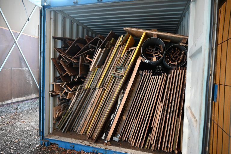 Vorhang zu beim Freudenhaus: Gegenstände aus Holz, werden alle in Containern untergebracht.