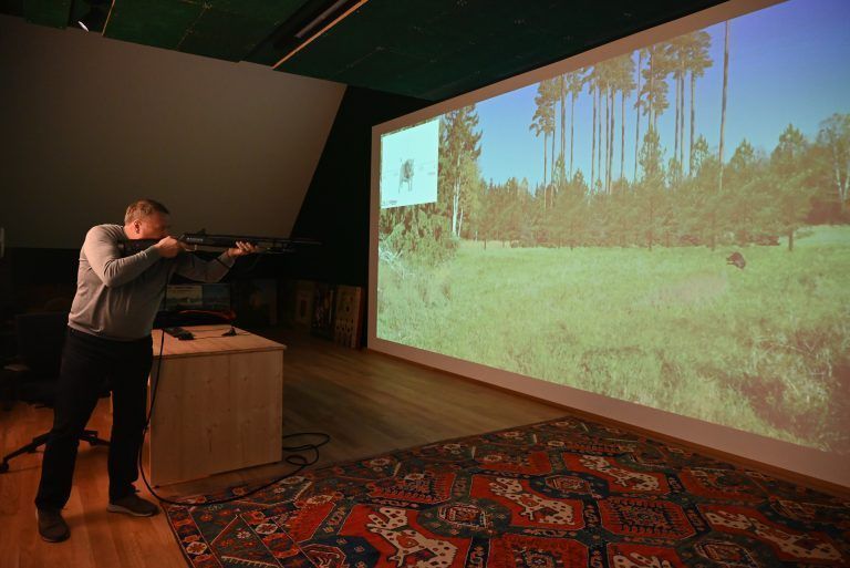 Neues Schützenhaus Rheintal begeistert : Herzstück der Anlage ist der hochmoderne Schießsimulator in einer Art Schießkino.,