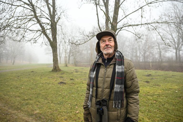 Alwin Schönenberger (73) ist zweimal wöchentlich am Alten Rhein und beobachtet die Singvögel. 