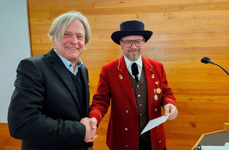 Gute Stimmung beim Neujahrsempfang des Bürgermeisters in Lochau: Eine Spende aus dem Erlös des Adventkonzertes 2024 für die Aktion „Füranand – Mitanand z´Lochau“: Bürgermeister Frank Matt mit Vorstand Helmut Immler.