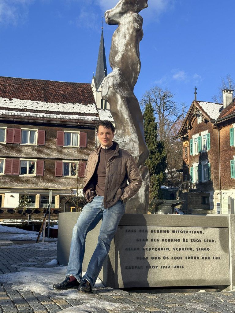 "Ich bin für Diskussionen offen" – Der Künstler hinter dem neuen Egger Dorfbrunnen