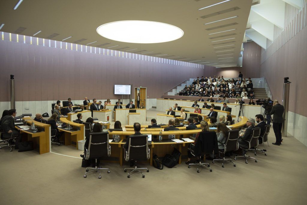 Investitionen in die Zukunft oder nur Zement und Beton? Im Landtag geht es heiß her