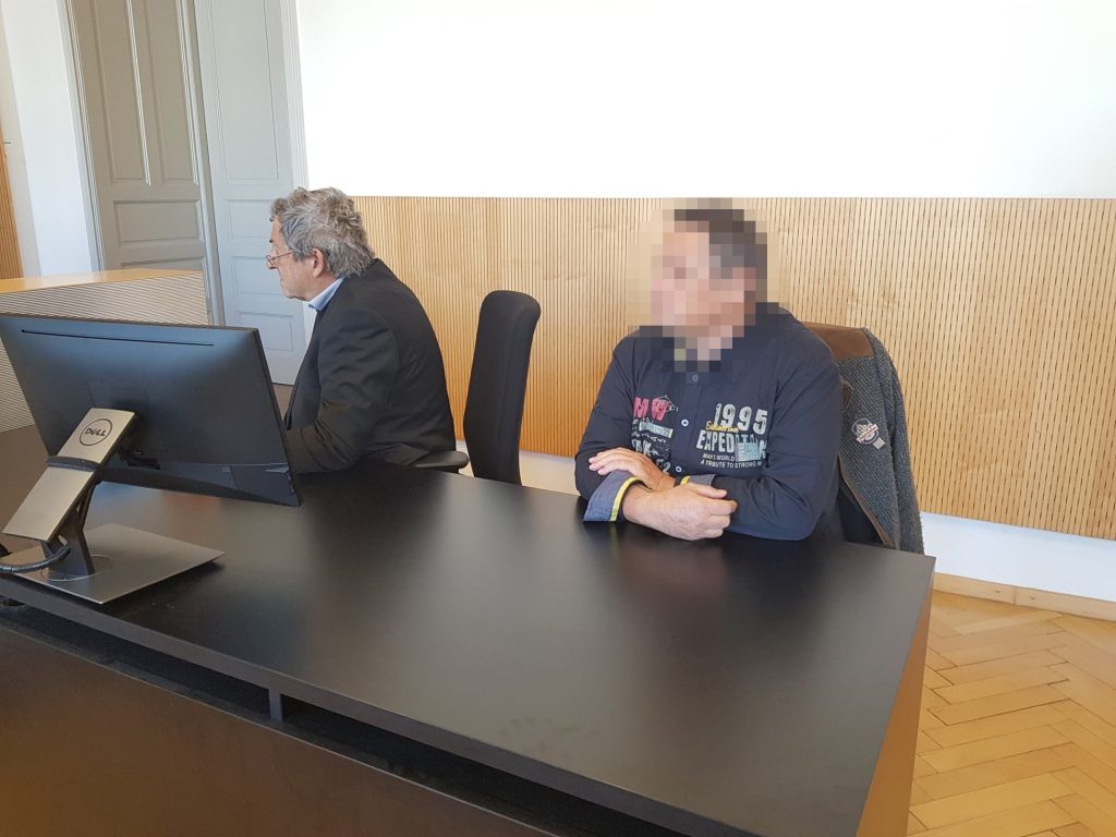 Für Versicherungsbetrug Daumen abgehackt
