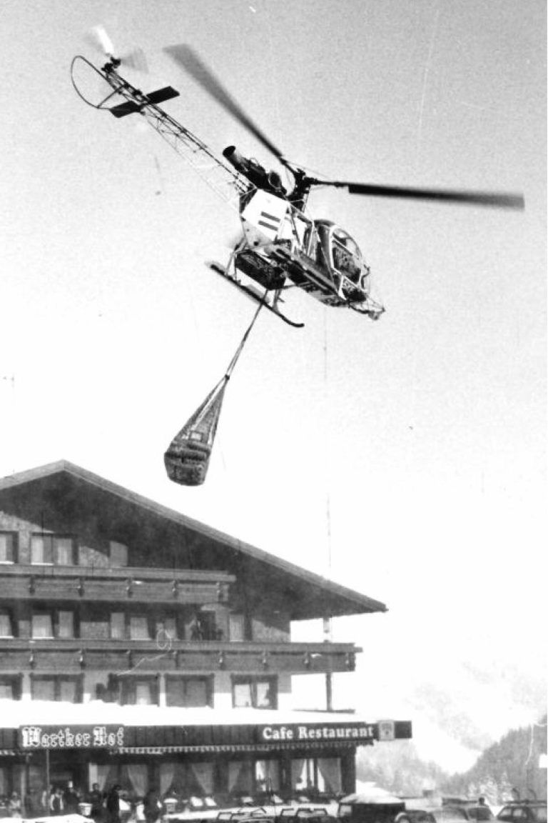 Aus Backstube wurde „Hotel Walserberg“: Unvergessliche Episoden aus der Walserberg-Geschichte: So wurde zum Beispiel Anfang der 1980er-Jahre – als die Arlberg-Region tagelang von der Außenwelt abgeschnitten war – Mehl von der Warther Bäckerei in die Zentrale nach Lech geflogen. Auf dem Parkplatz des Hotels Warther Hof war ein Landeplatz auch für andere Versorgungsflüge eingerichtet. (Bildergalerie)