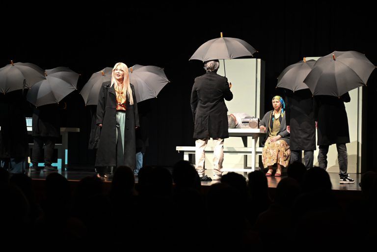 Berührendes Theater über Migration: Am Ende stirbt der Vater und es wird verdeutlicht, dass die heutige Generation immer noch an den Auswirkungen dieses Abkommens zu schaffen hat.
