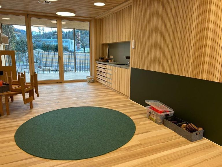 Großer Schritt für die beste Betreuung: Kinderhaus ist fertiggestellt. Kinderhaus. Viel Holz im neuen Kinderhaus. Holzbauweise bevorzugt. Stiegenhaus ist modern. Alles Neu. Perfekte Rahmenbedingungen im Kinderhaus Markt. Stiege 1a. Stiegenhaus in Perfektion. Ideale Räume für die Kleinkinder. Umkleidekabinen. Spielgeräte. Anrichteküche. Räume sind perfekt abgestimmt. Alles Neu. Stiegenhaus. Außenansicht. Außenansicht. Richtung Basilika Blick. Beste Lage das Kinderhaus. Alles unter einem Hut im Kinderhaus. Basilika vor den Augen des Kinderhauses. (Bildergalerie)