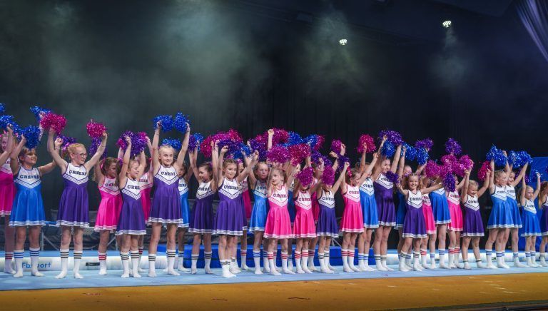 Akrobatik vom Feinsten im Cubus: Die Kunstturnerinnen heizten dem Publikum als Cheer Girls ein. (FOTO: NAM/Stefan Mayr/TSW)