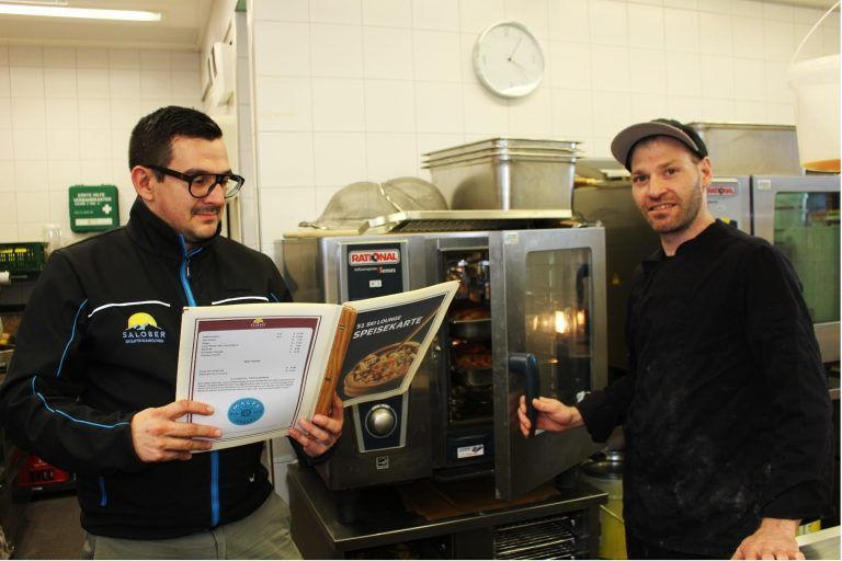 Jetzt wird es am Hochtannberg laut : Im Jubiläumsjahr haben die Skilifte Schröcken auch in der Gastronomie Veränderungen vorgenommen: der 33jährige Luka Mamic aus Elbigenalp verwöhnt als Leiter der Gastronomie mit Chefkoch Thomas Sontheim (r.) die Gäste.