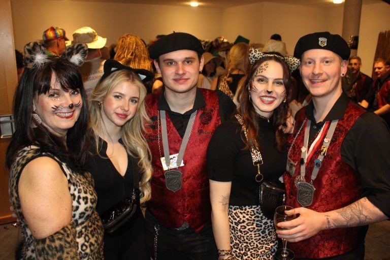 Im Dschungel ging die Party ab : Traditionell im Ballpublikum stark vertreten waren auch diesmal Raubritter und Schalmeien. Letztere bewarben ihren Jubiläumsball am Rosenmontag.