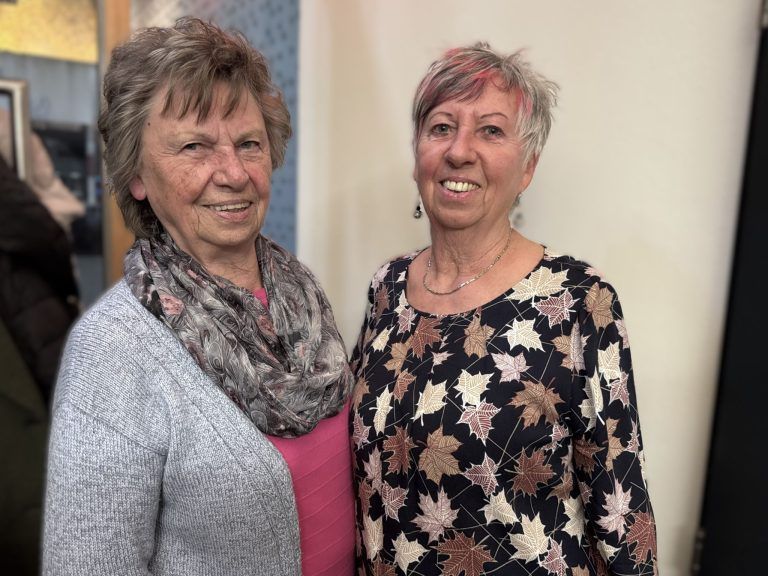Eindringliches Schauspiel feierte Premiere: Margit Salzmann mit ihrer Schwester Annelies Schneider.