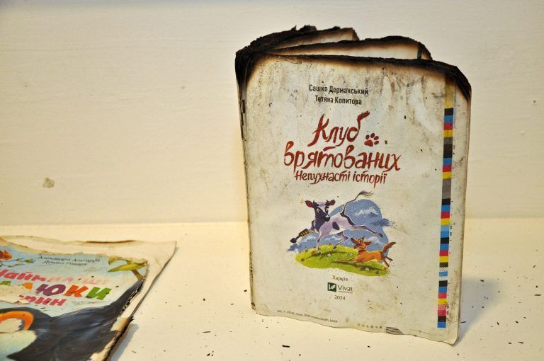 So bekam Nummer 319 eine Stimme: Auch Bücher, die beim russischen Raketen-Angriff auf einer der größten Druckereien in Europa in Charkiw beschädigt wurden, sind ausgestellt.