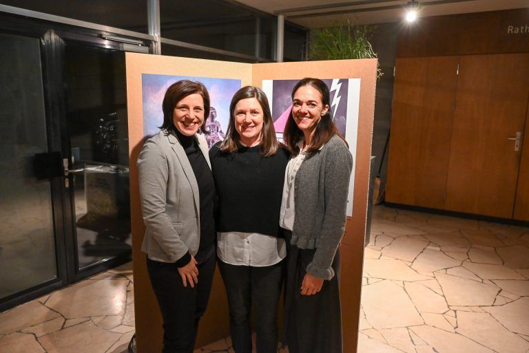 Krieg durch Kinderaugen erklärt: Evi Mairer und Natalie Weber (Fachstelle Zusammen.Leben) und Gruppenleiterin Silvia Huchler.