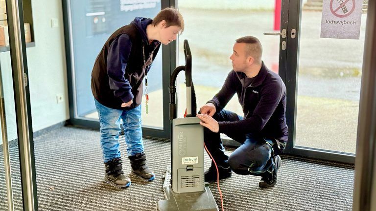 Mit Begeisterung zurück in der alten Schule: Schulwart Simon Mayer unterstützt Corinna Zobl in der Arbeit. (Foto: Hartmut Hofer, "dafür")
