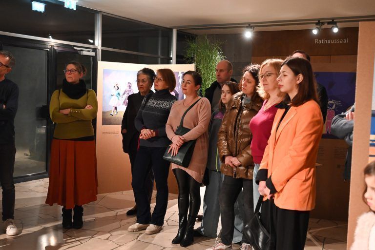 Krieg durch Kinderaugen erklärt: Viele ukrainische Bürgerinnen und Bürger besuchten die Ausstellung.