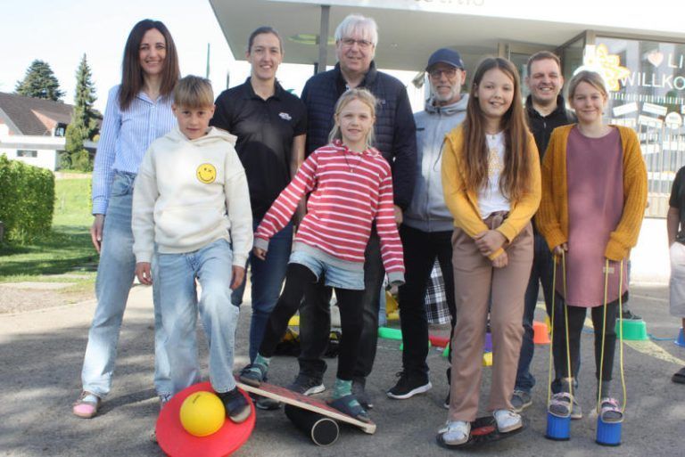 Kids' Athletics Challenge : VS Röthis mit Direktorin Andrea Trummer. VS Röthis mit Andrea Trummer, Verena Wiederin, Christoph Neyer und Schülern. VS Götzis zählte im Vorjahr zu den Besten. (Bildergalerie)
