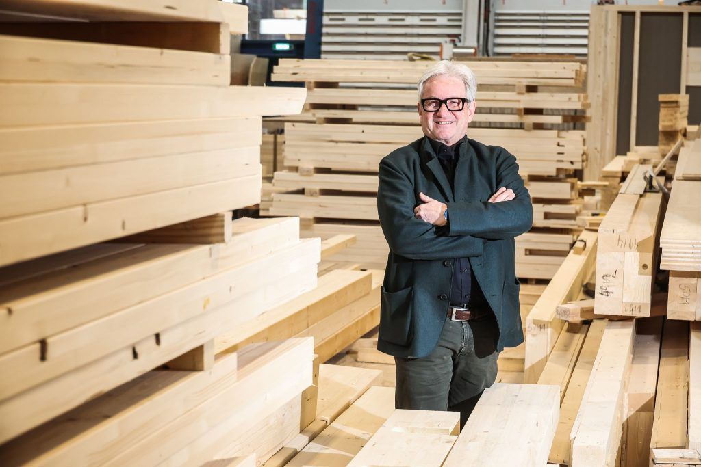 Dieser Mann bringt Holzbau, Steinschafe und Lebensfreude unter einen Hut &#8211; jetzt zieht er sich (fast) zurück