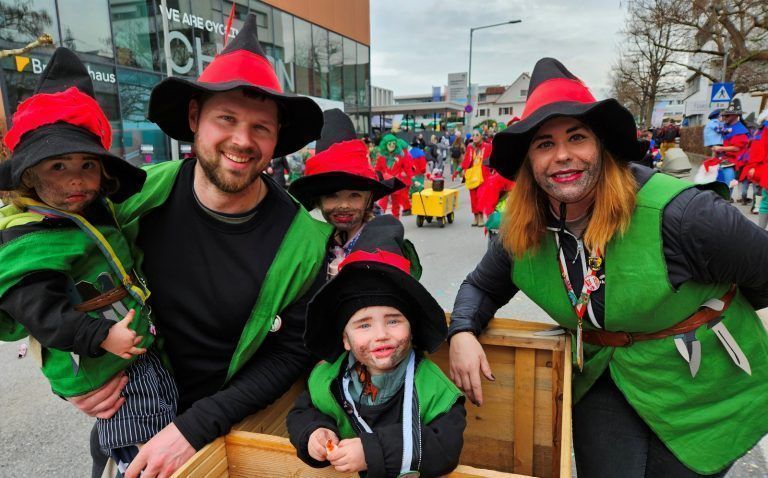 Ore-Ore-Kinderfasching mit großartigem Umzug in Lochau: Familienfasching wie immer zum Jubiläum bei der Gruppe Hotzenplotz.