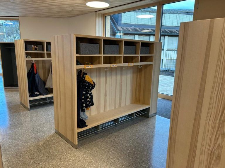 Großer Schritt für die beste Betreuung: Kinderhaus ist fertiggestellt. Kinderhaus. Viel Holz im neuen Kinderhaus. Holzbauweise bevorzugt. Stiegenhaus ist modern. Alles Neu. Perfekte Rahmenbedingungen im Kinderhaus Markt. Stiege 1a. Stiegenhaus in Perfektion. Ideale Räume für die Kleinkinder. Umkleidekabinen. Spielgeräte. Anrichteküche. Räume sind perfekt abgestimmt. Alles Neu. Stiegenhaus. Außenansicht. Außenansicht. Richtung Basilika Blick. Beste Lage das Kinderhaus. Alles unter einem Hut im Kinderhaus. Basilika vor den Augen des Kinderhauses. (Bildergalerie)