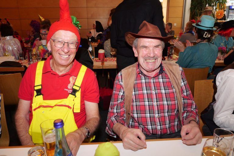 Seniorenfasching mit Spitzenprogramm: Hubert Gstach und Luis Neyer feierten fröhlich mit.