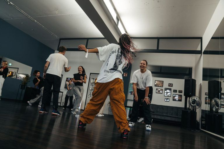 Afro Dance ist mehr als nur ein Tanz: Jeden Mittwoch unterrichtet Christina Brändle an der Dance Art School Afro Dance und freut sich jederzeit über neue Tänzerinnen und Tänzer.