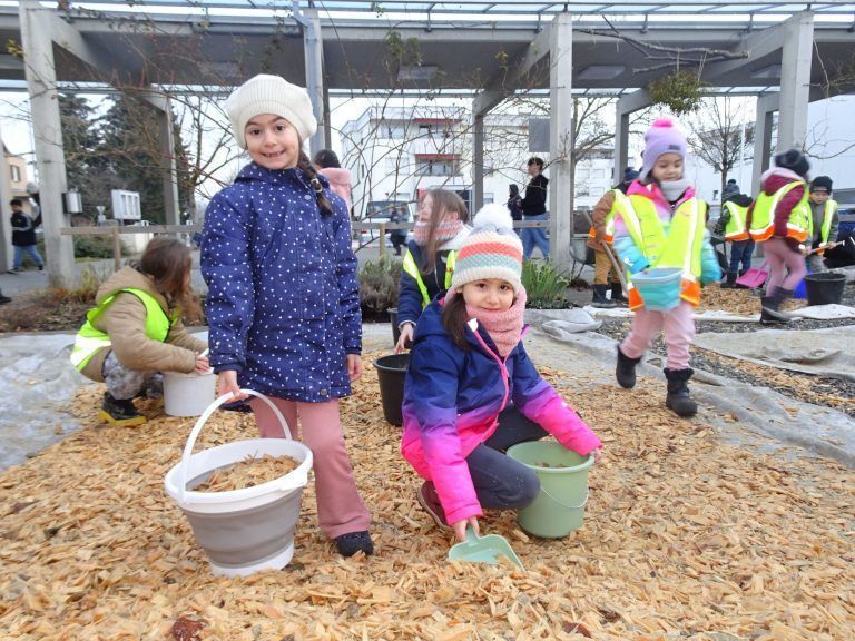 Asya und Hazal aus der Vorschulklasse waren auch tüchtig im Einsatz. - Mit Kübel und Schubkarre zum Weltrekord - Die Volksschule Rohrbach lud zur großen Hackschnitzel-Challenge.