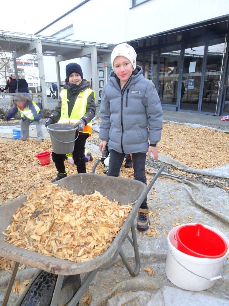 Jeder wurde aufgefordert ein Transportmittel mitzubringen. - Mit Kübel und Schubkarre zum Weltrekord - Die Volksschule Rohrbach lud zur großen Hackschnitzel-Challenge.