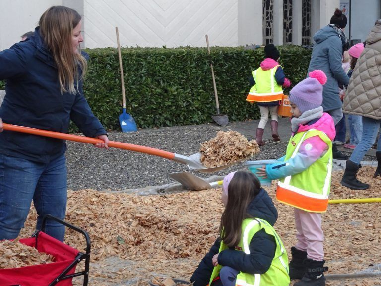 Die Helfer brauchten viel weniger Zeit als geplant. - Mit Kübel und Schubkarre zum Weltrekord - Die Volksschule Rohrbach lud zur großen Hackschnitzel-Challenge.