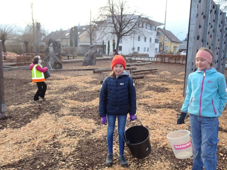Der Spielplatz hat jetzt dank der vielen Helfer einen neuen Untergrund. - Mit Kübel und Schubkarre zum Weltrekord - Die Volksschule Rohrbach lud zur großen Hackschnitzel-Challenge.
