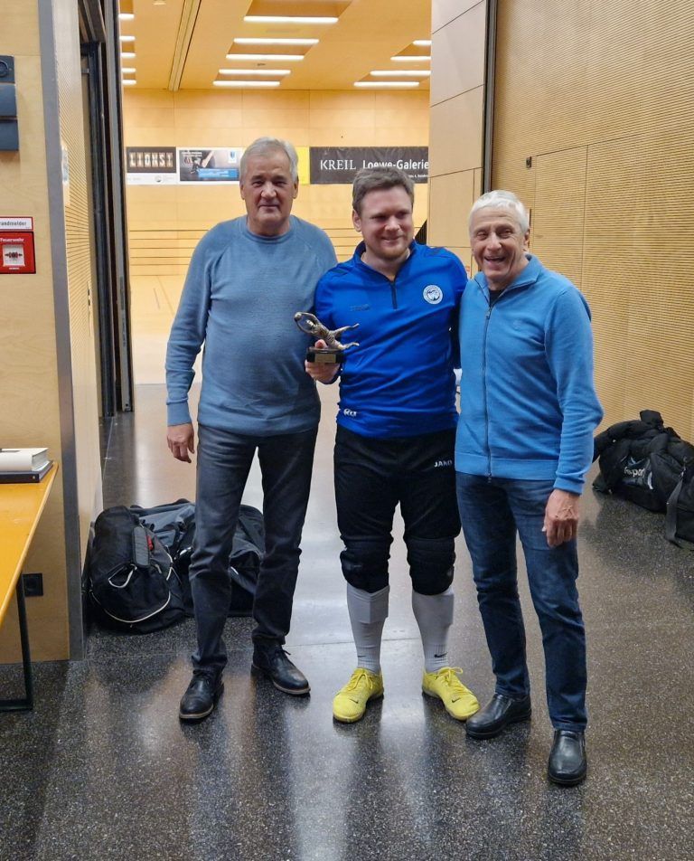 Benny Prock durfte sich über die Auszeichnung für den besten Torhüter freuen. - RW Rankweil triumphiert beim Fritz-Rafreider-Gedächtnisturnier - 17. Fritz Rafreider Turnier FC Dornbirn