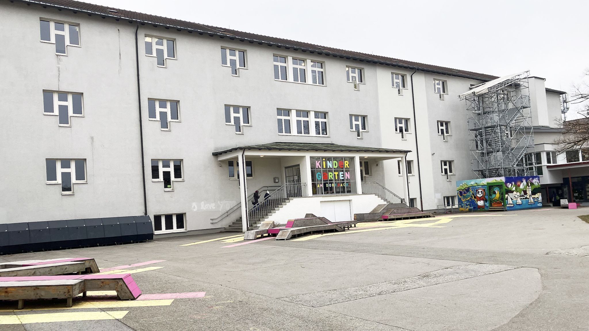 Im Zwischentrakt der Schulen Markt hat der Kindergarten am Dorfbach Platz gefunden. - Musikschule Hard